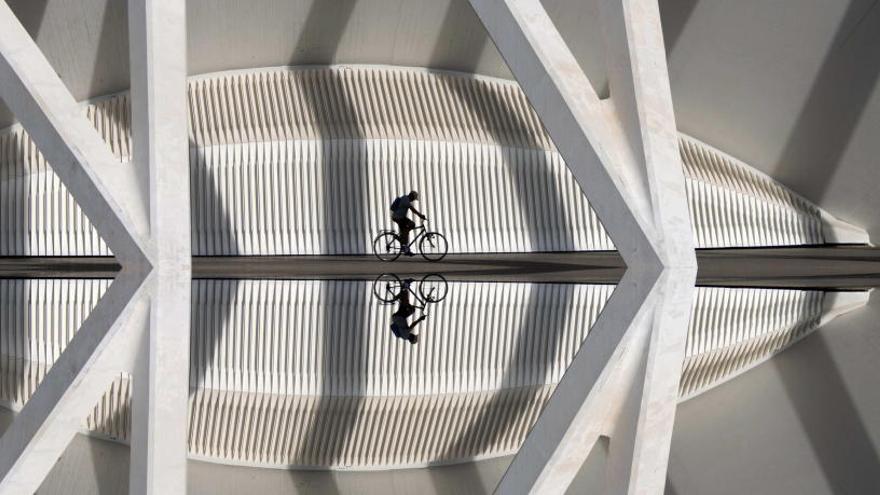 Un ciclista bajo los arcos del Museo de las Ciencias.