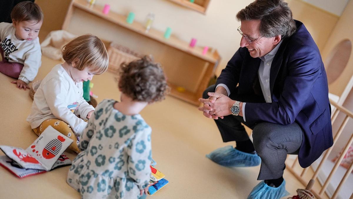 El alcalde Madrid, José Luis Martínez-Almeida, en la escuela infantil Muñeco de Nieve, en El Cañaveral.