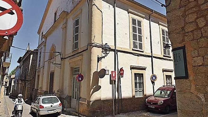 El antiguo teatro está colindante con el hotel.