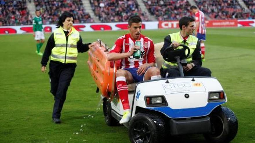 Rubén Alcaraz abandona el terreny de joc al damunt d&#039;una llitera mòbil.