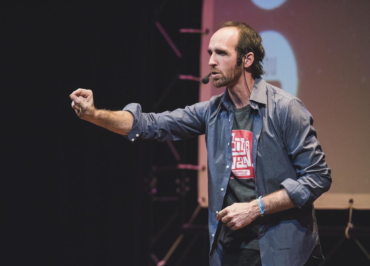 Eduardo Sáenz de Cabezón, durante una charla científica.
