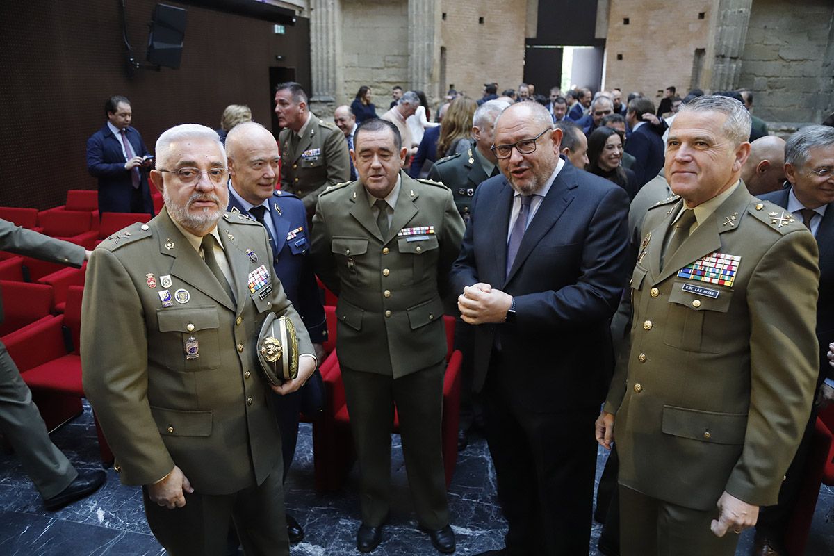 La firma de la cesión de los terrenos de la Base Logística del Ejército, en imágenes