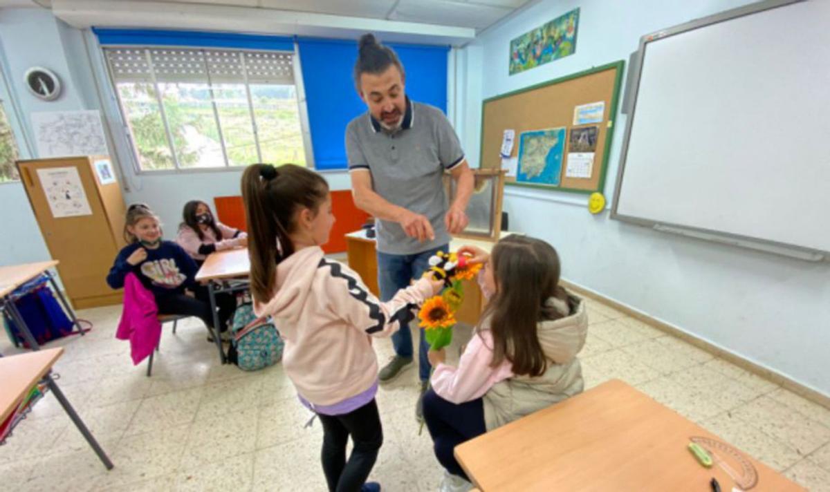El profesor y divulgador Xosé Manuel Durán lleva las abejas al aula.