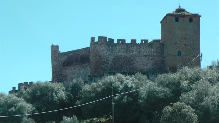 El castillo de la Encomienda estrena iluminación ornamental