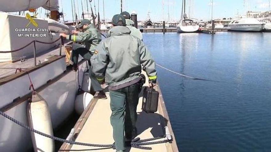 La Guardia Civil interviene un lujoso yate que perteneció a Mussolini en Valencia