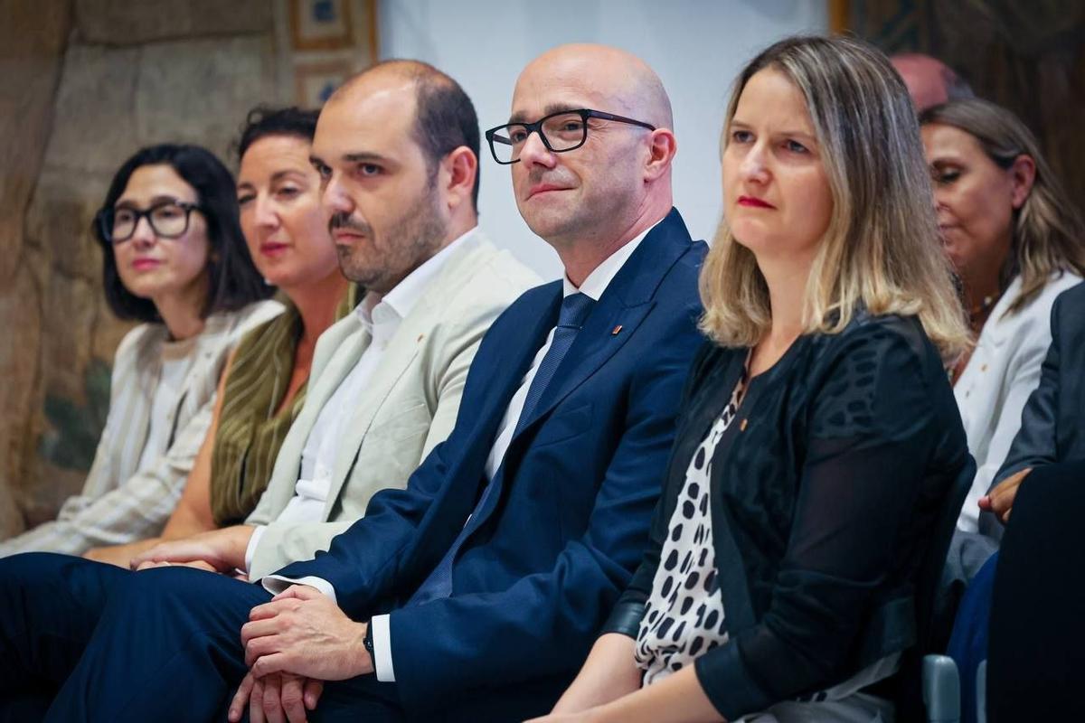 Los consellers Parlon (Interior), Romero (Economia), Dalmau (Presidència); el nuevo conseller de Drets Socials, Raúl Moreno, y la ya exconsellera Martínez Bravo