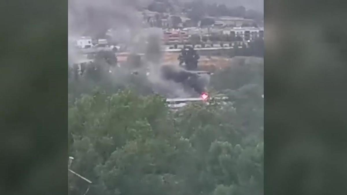 Incendio en la catenaria de un tren de la R3 en Torelló