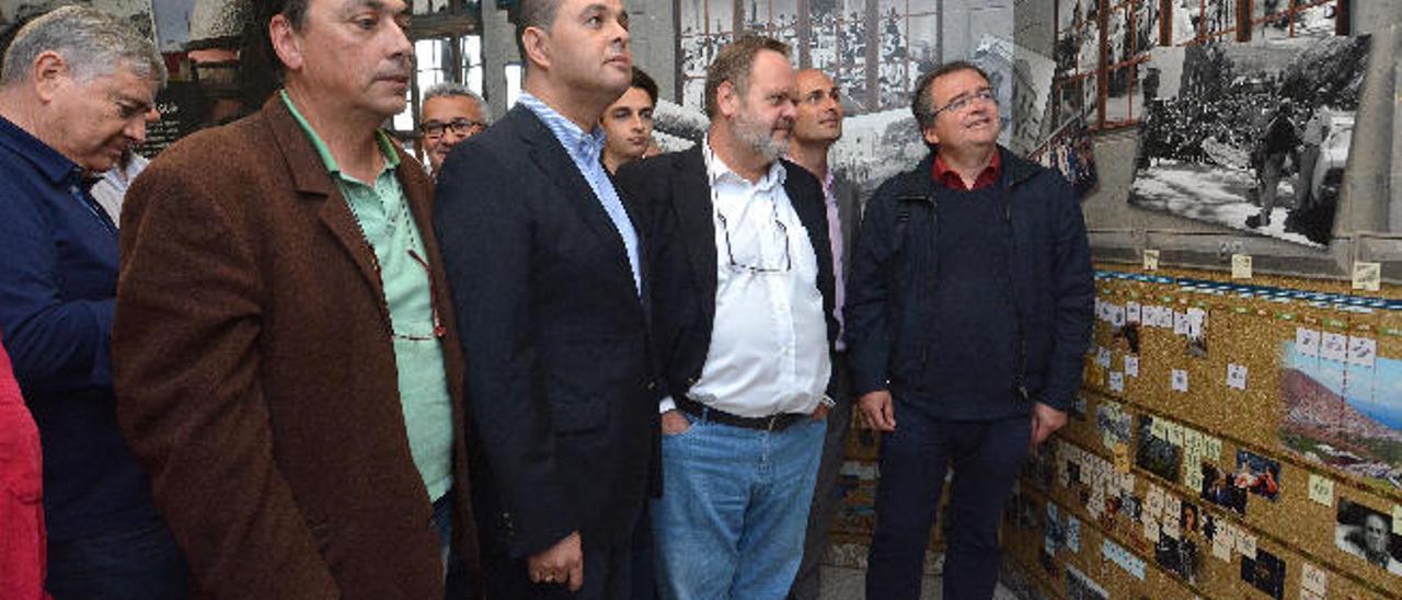 Manuel Abrante (izquierda), Pedro Rodríguez, Fernando Bañolas, Juan José Gil y Carmelo Afonso, en primera fila, ayer, observando las imágenes antiguas.