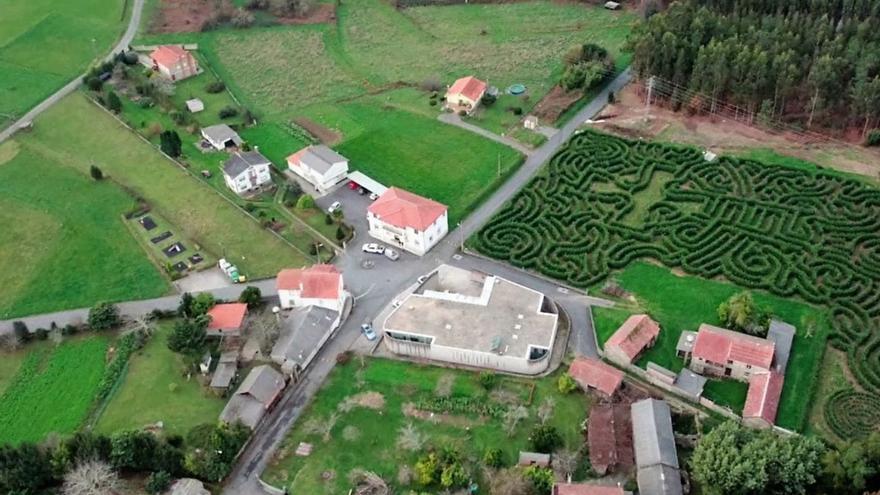 Vista aérea del centro de Vilarmaior y su famoso Labirinto de Breoghán. |   // L.O.