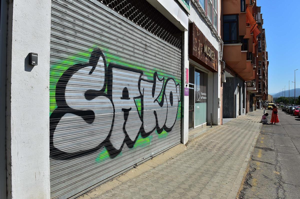 Así ha quedado la pintada realizada por el grafitero tras un supermercado de Plasencia.