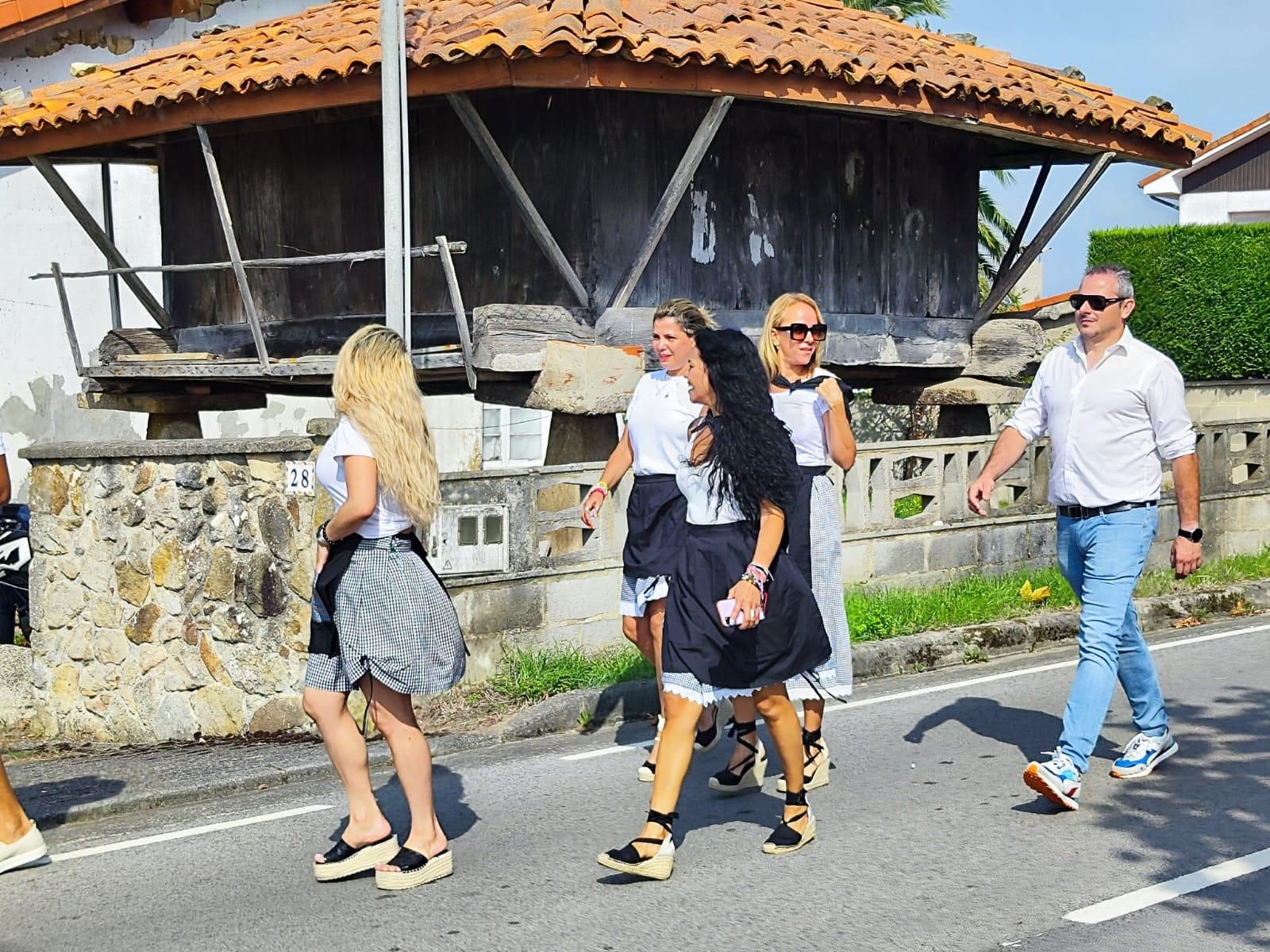 Quintueles, un derroche de color por San Bartolomé: así ha sido el desfile de carrozas