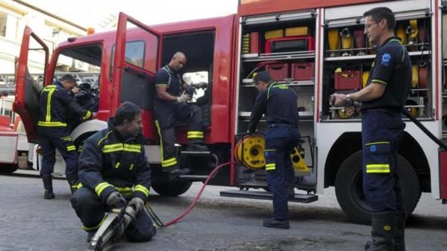 Los bomberos convocan una protesta frente a la Asamblea contra su privatización