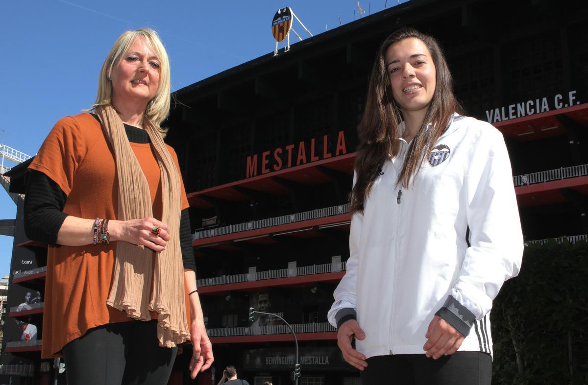 Merchina Peris con Salomé Navalón, exjugadora del Valencia CF Femenino