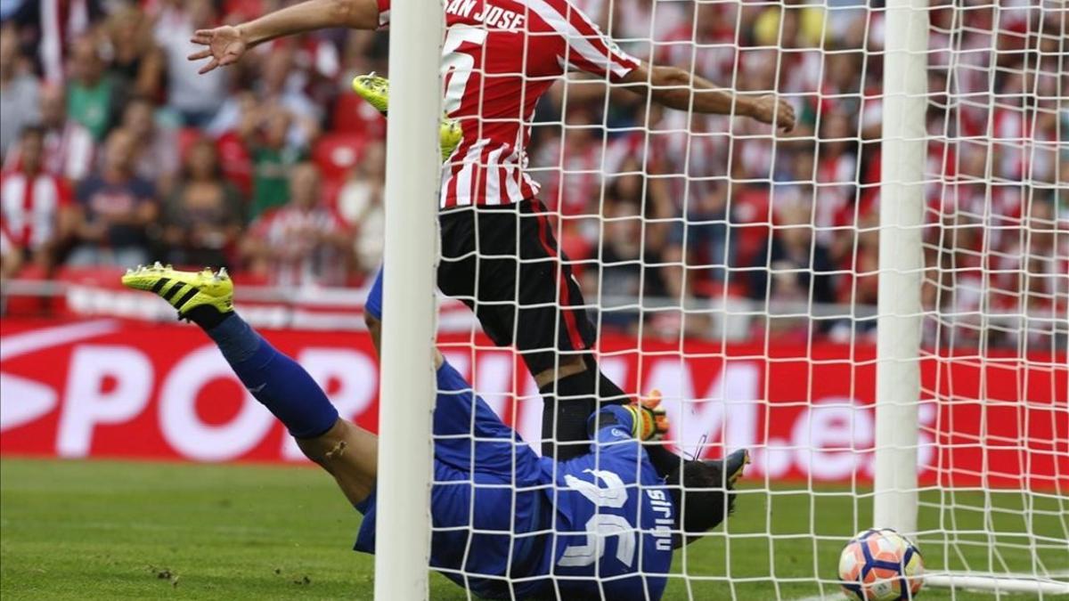 San José marca el primer gol del Athletic en el partido contra el Se villa en San Mamés