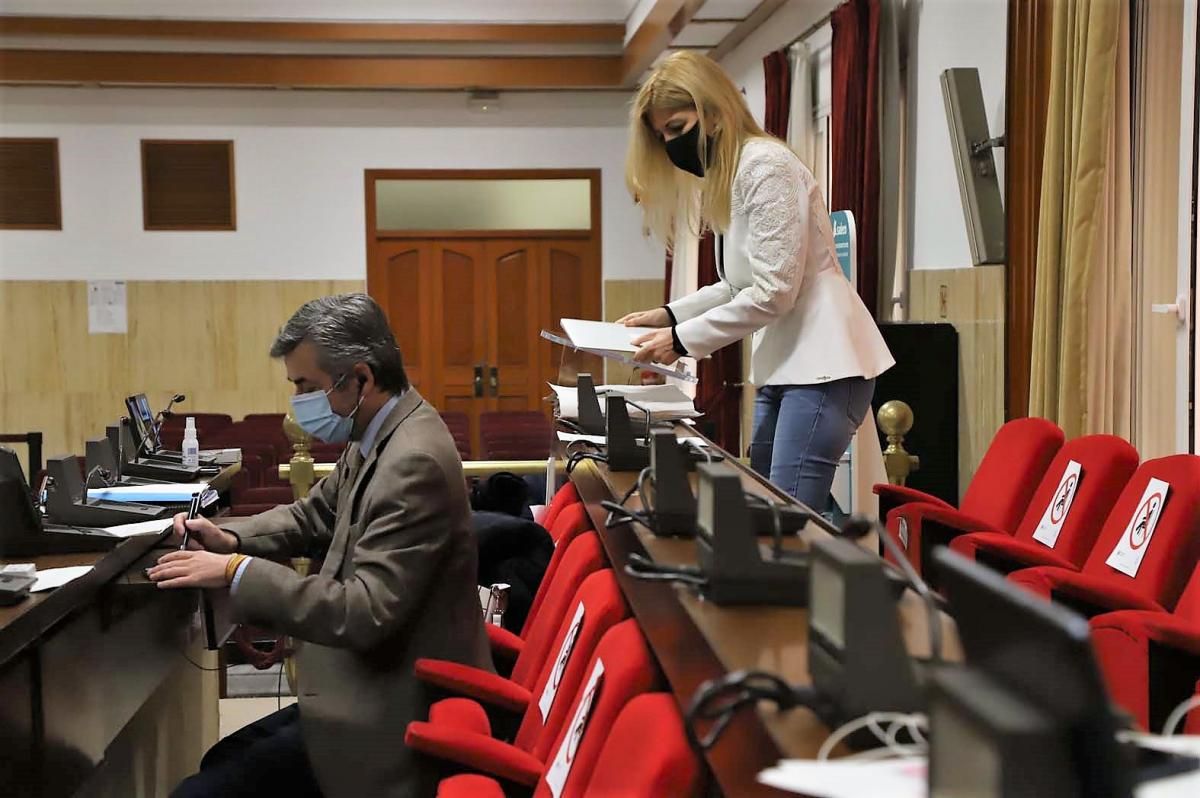 Las imágenes del pleno municipal y las protesta a la puerta del Ayuntamiento