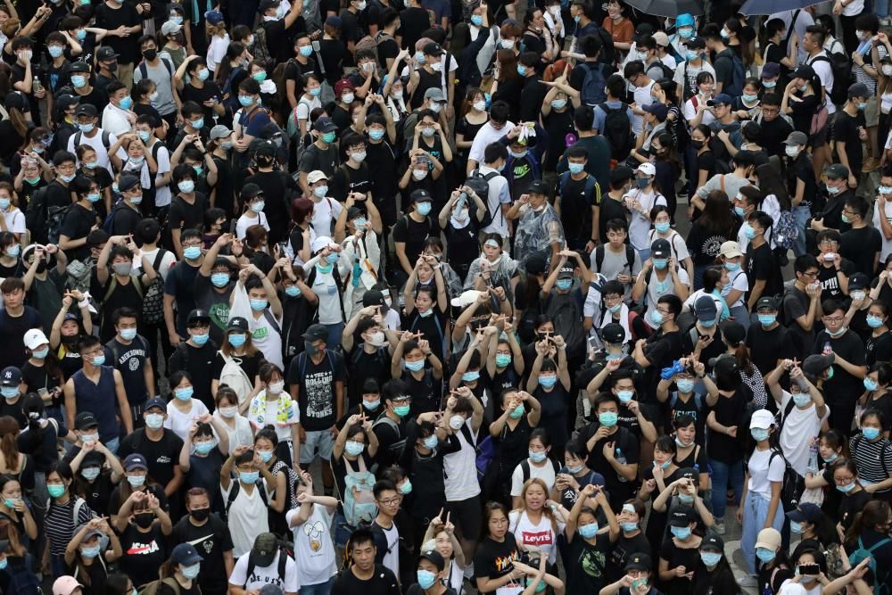 Miles de manifestantes paralizan Hong Kong