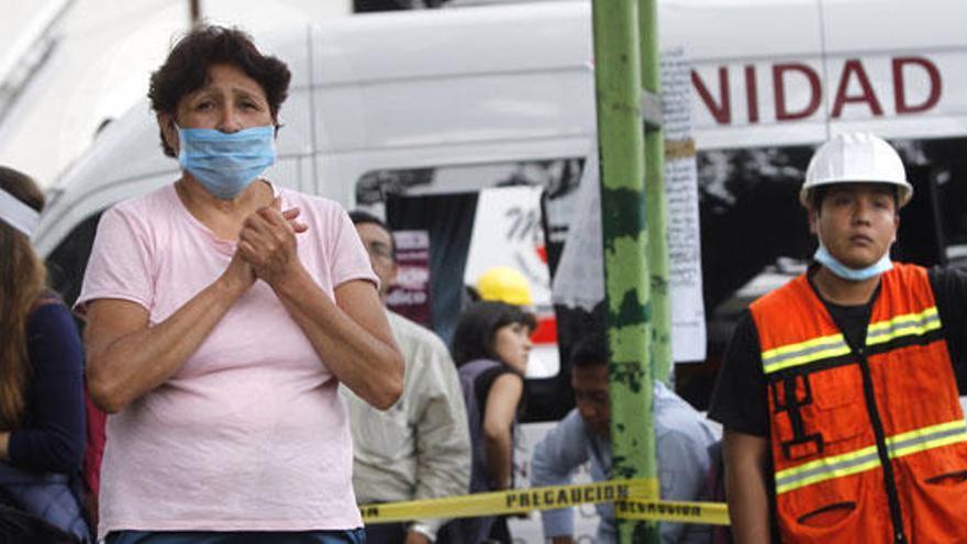 Una mujer observa las tareas de rescate en Ciudad de México.