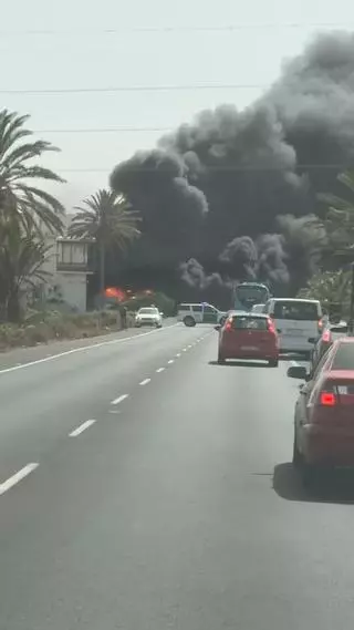Un incendio quema un antiguo museo y obliga a cortar el tráfico entre Cruce de Arinaga y Carrizal