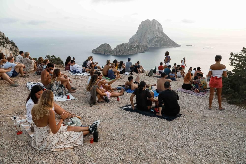 Aglomeraciones para ver el atardecer frente a es Vedrà