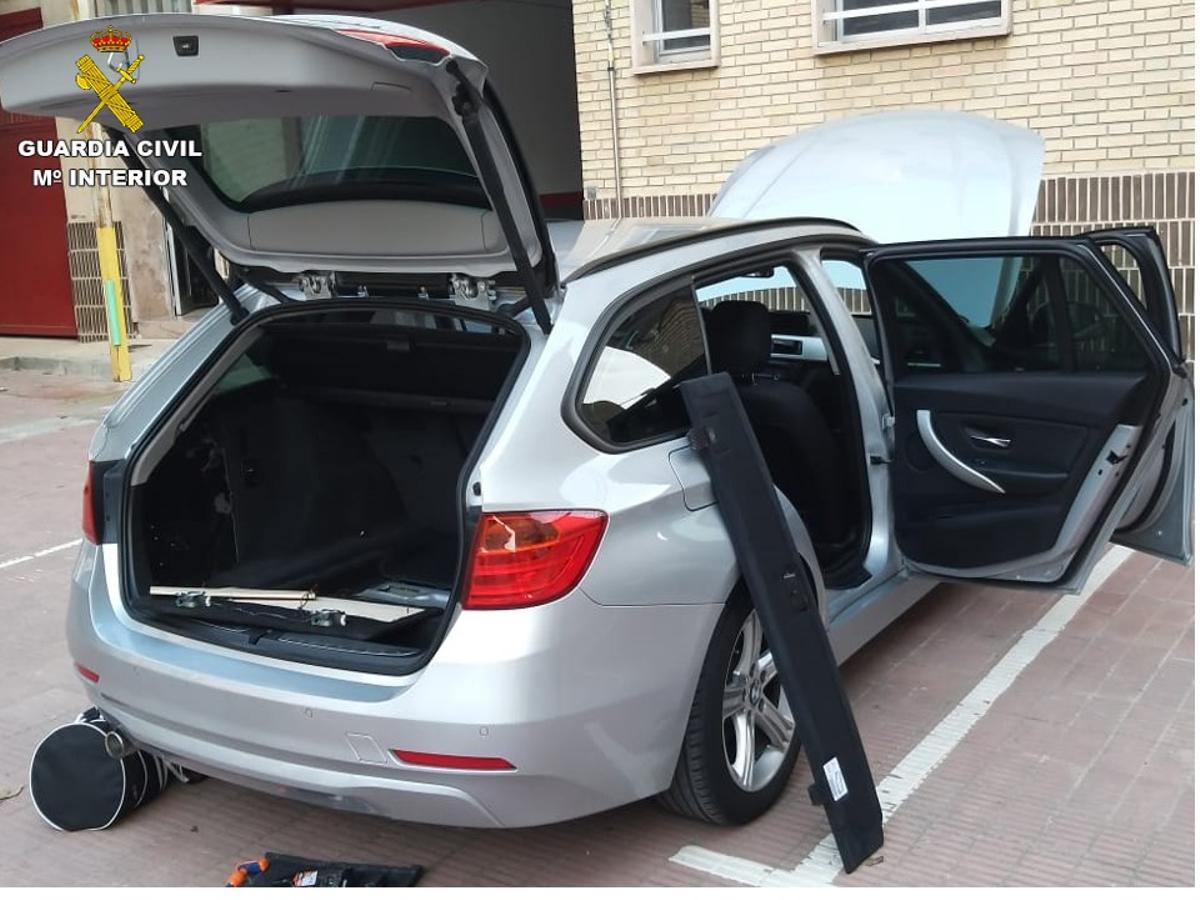 El coche fue trasladado al cuartel de la Guardia Civil de Villena para un registro en profundidad.