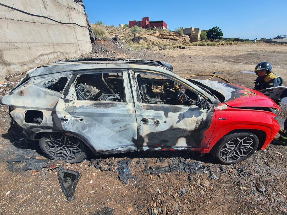 Incendio de un coche en El Carretón