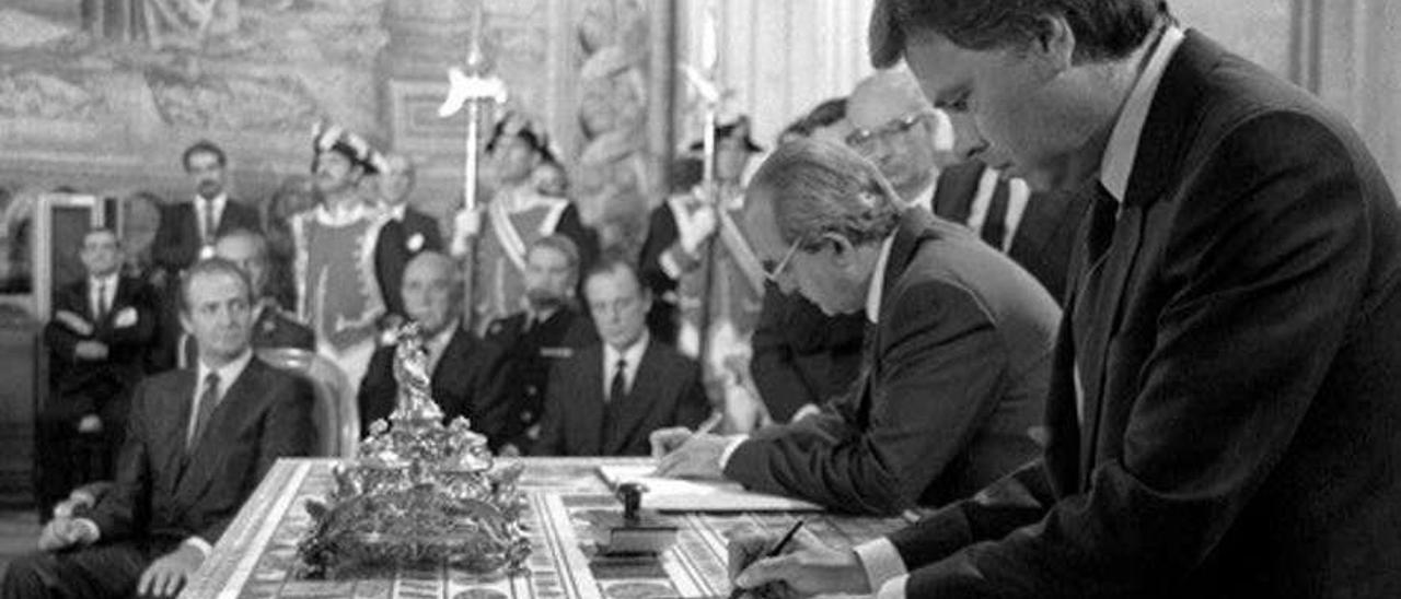 Fernando Morán y Felipe González firman el tratado de adhesión a la UE, en presencia del Rey Juan Carlos I, que tiene a su lado al ovetense Sabino Fernández Campo.