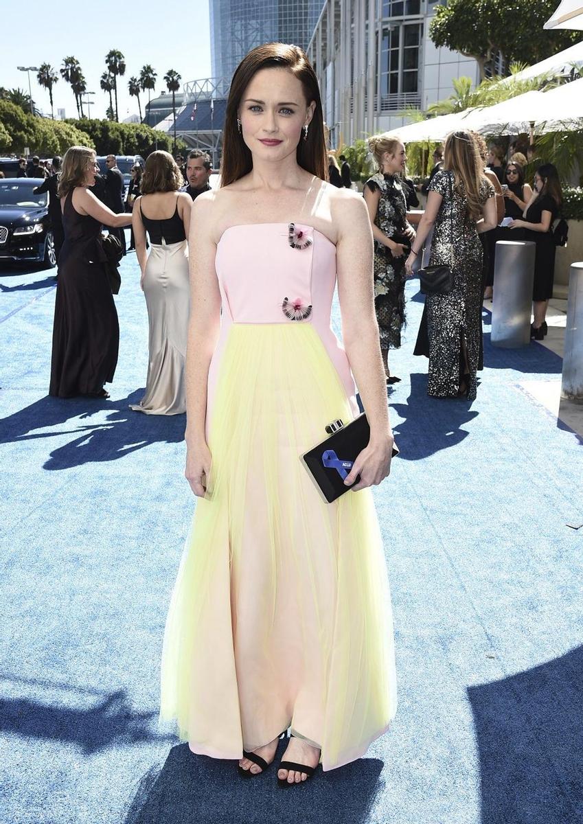 Alexis Bledel en los Emmys, vestida de Delpozo