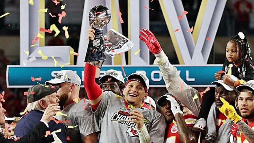 Patrick Mahomes, en el centro, celebra el título con sus compañeros.