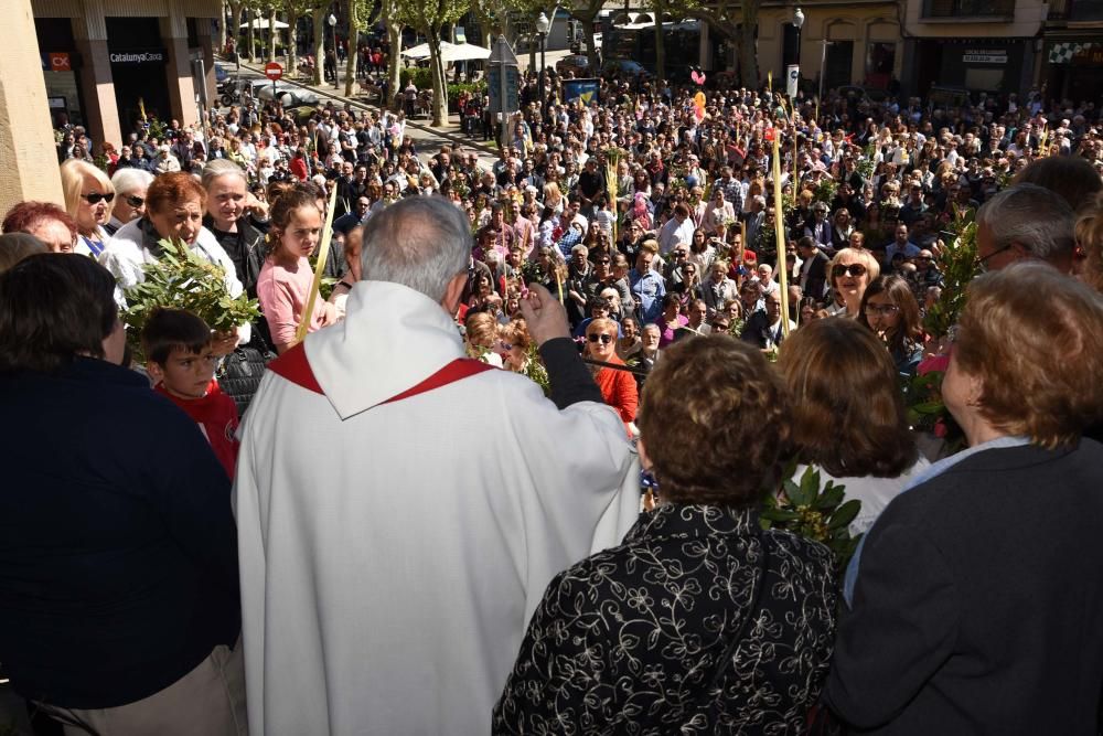 Benedicció de Rams davant l'església de Crist Rei de Manresa i desfilada dels Armats