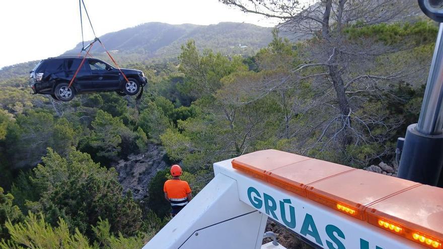 Complejo rescate en Ibiza del coche que cayó por un terraplén en Cala d’Hort