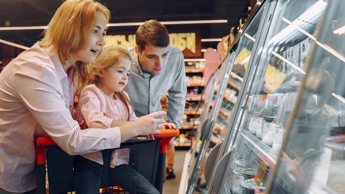 Una família comprant en un supermercat