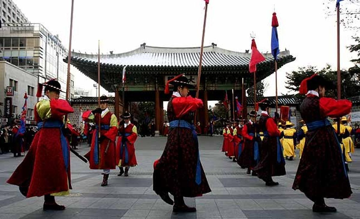 Guàrdies de la Corea del Sud Imperial, vestits a la manera tradicional, participen en una recreació de la Cerimònia de Canvi de Guàrdia Reial davant del Palau Deoksu a Seül (Corea del Sud).