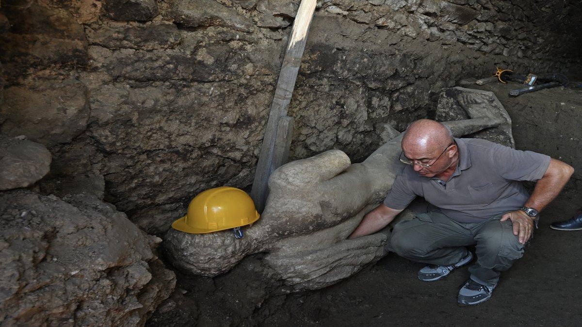 Hallada la estatua de mármol de un dios en una antigua cloaca romana en Bulgaria Hallada la estatua de mármol de un dios en una antigua cloaca romana en Bulgaria