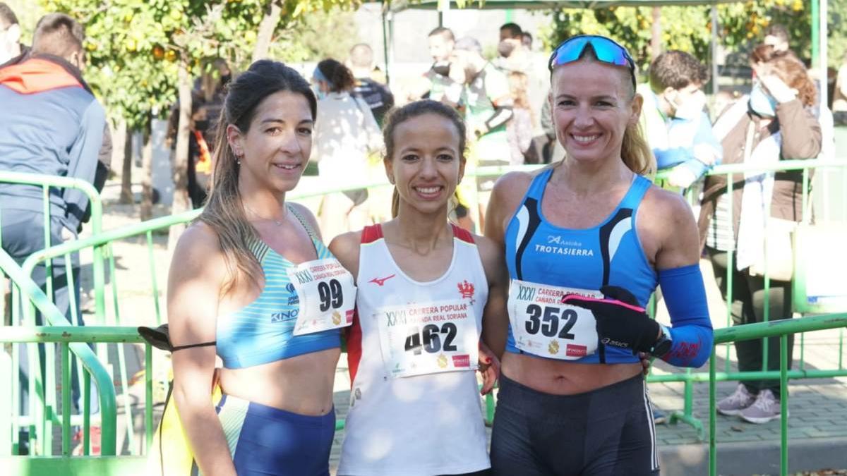 Podio femenino con Elena Atienda, tercera, Fatima Ouhaddou, primera, y Raquel Hernández, segunda.