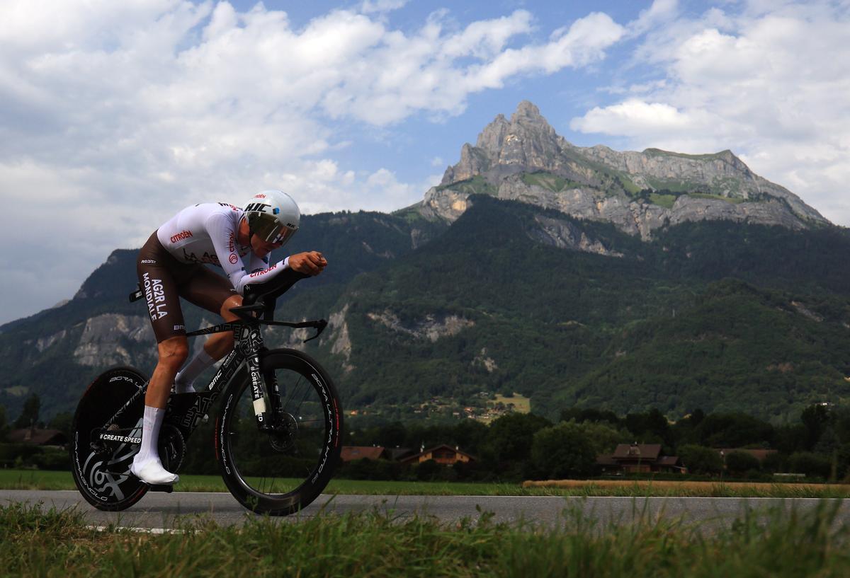 Combloux (France), 18/07/2023.- Italian rider Giulio Ciccone of team Lidl-Trek in action during the 16th stage of the Tour de France 2023, a 22.4kms individual time trial (ITT) from Passy to Combloux, France, 18 July 2023. (Ciclismo, Francia) EFE/EPA/CHRISTOPHE PETIT TESSON