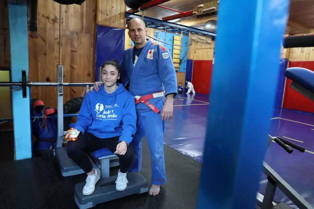 Celia Dacosta, campeona de España de cadete lucha en el gimnasio de Óscar Fernández