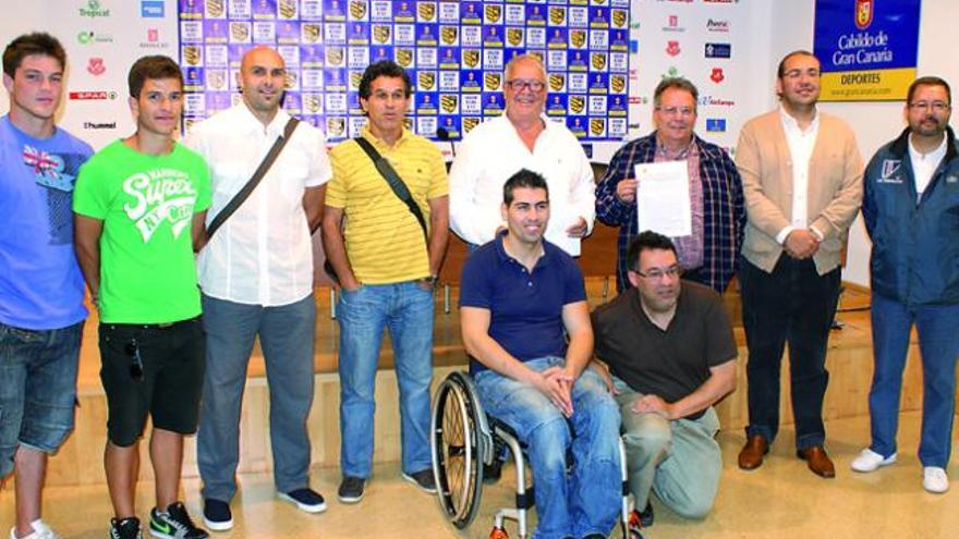 Los representantes de la Asociación de Clubes de Élite, ayer, en la sala de prensa del estadio de Gran Canaria. | lp / dlp