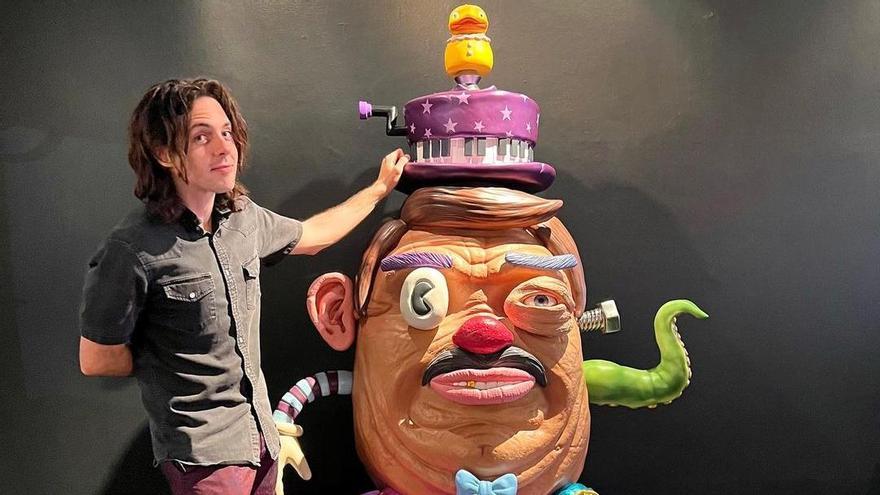L’artista Jim McKenzie dona un dels seus Potato Face al Museu del Joguet de Catalunya, a Figueres