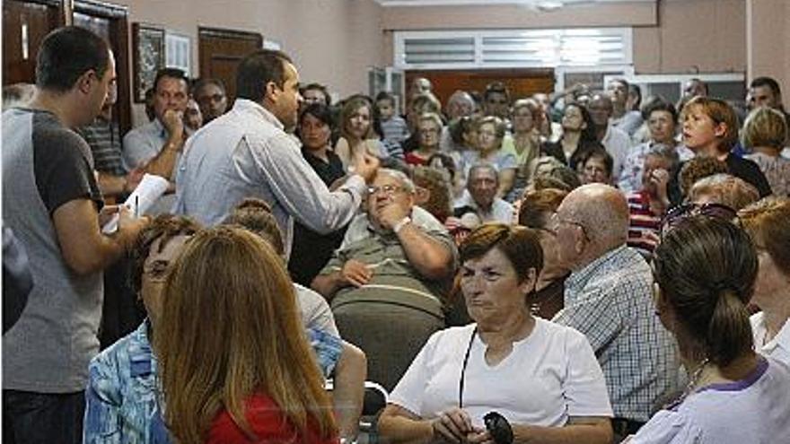 El presidente de la AVV se enzarza con una de las vecinas que intervino y lanzó acusaciones.