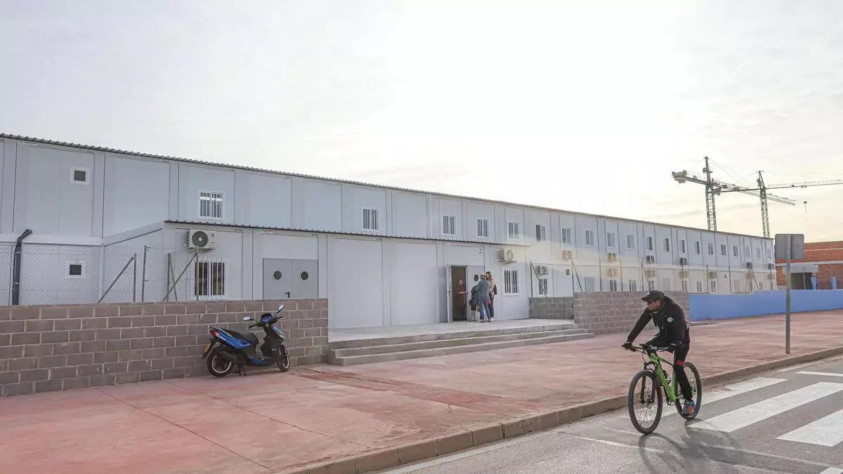 Colegio Número 15 de Torrevieja configurado con bajo y una altura en aulas prefabricadas