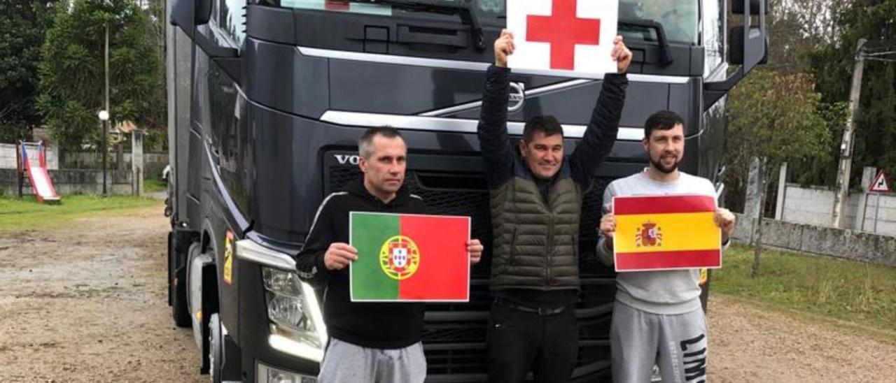 El ucraniano afincado en Cangas (centro) despide el camión en Salvaterra con ayuda humanitaria a su país.