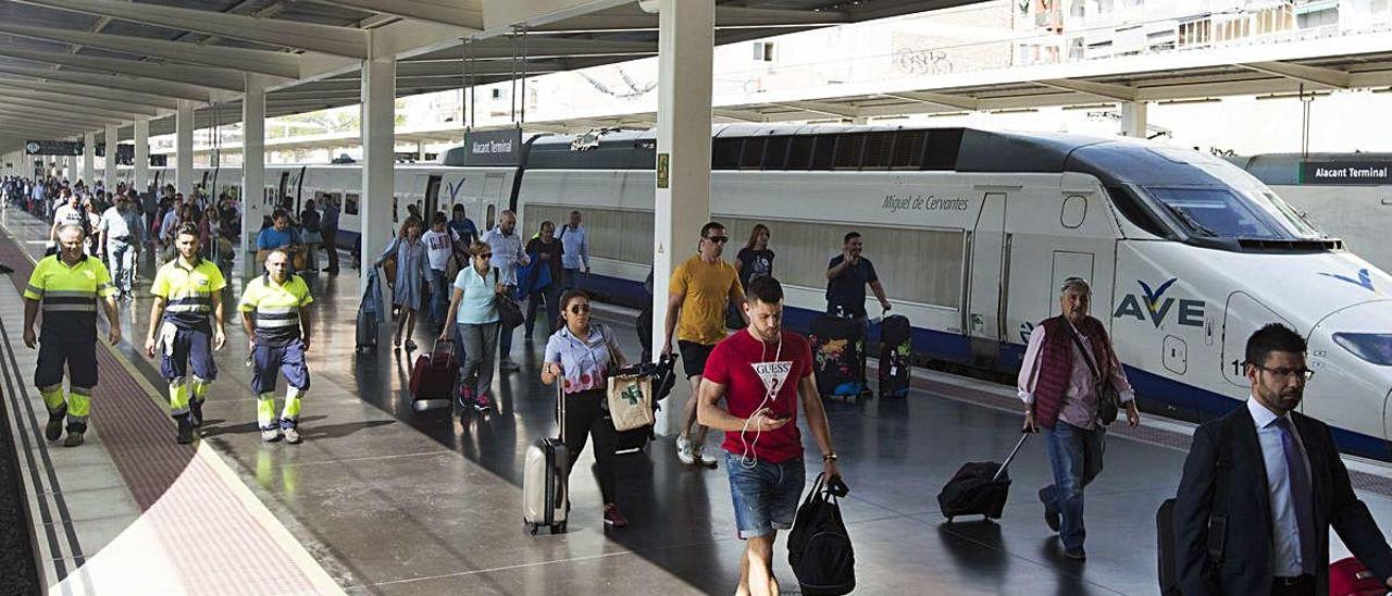 Pasajeros bajando de un tren en la estación-término de Alicante.