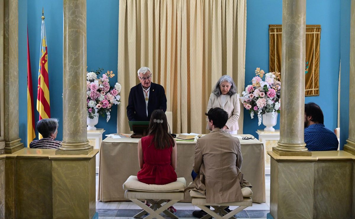 El alcalde y los padres, padrinos y bebé, durante la ceremonia