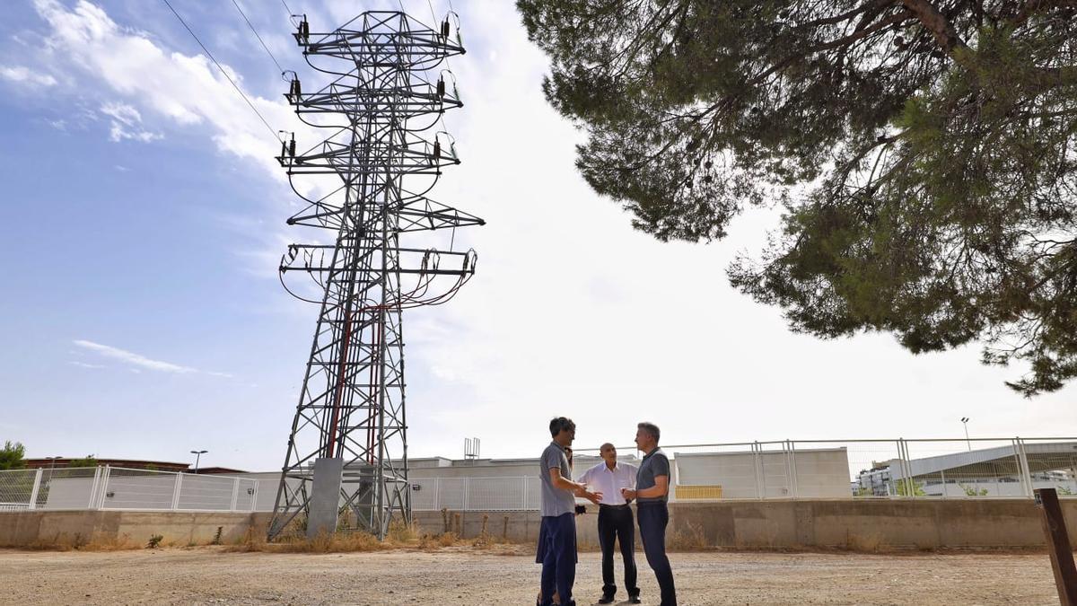 El concejal de Urbanismo, Víctor Serrano (dcha.), frente a una de las torres eléctricas, en el colegio María Zambrano.