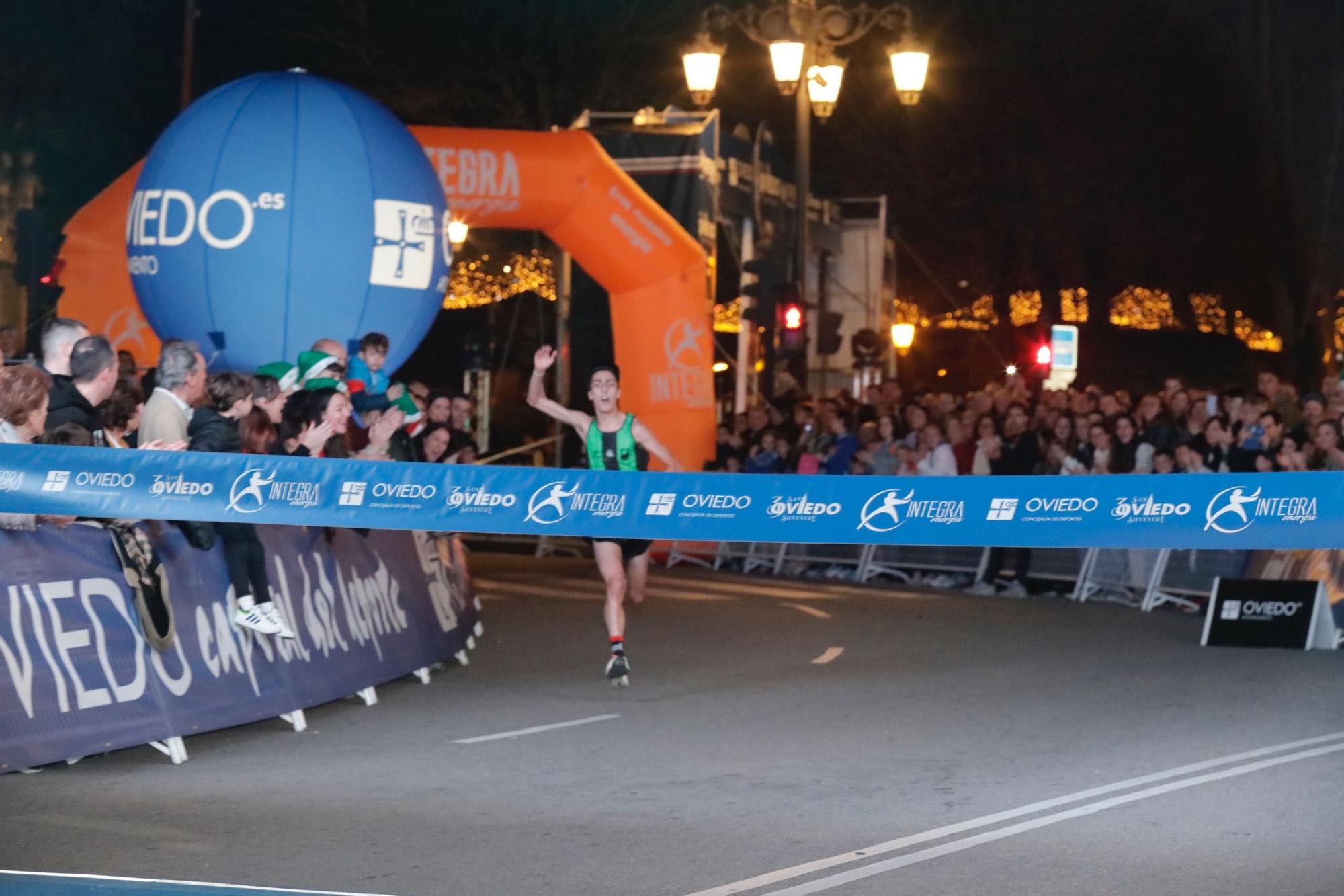 En imágenes: Jaime Bueno (Univerisad de Oviedo) y Mariam Benkert triunfan en la San Silvestre de Oviedo