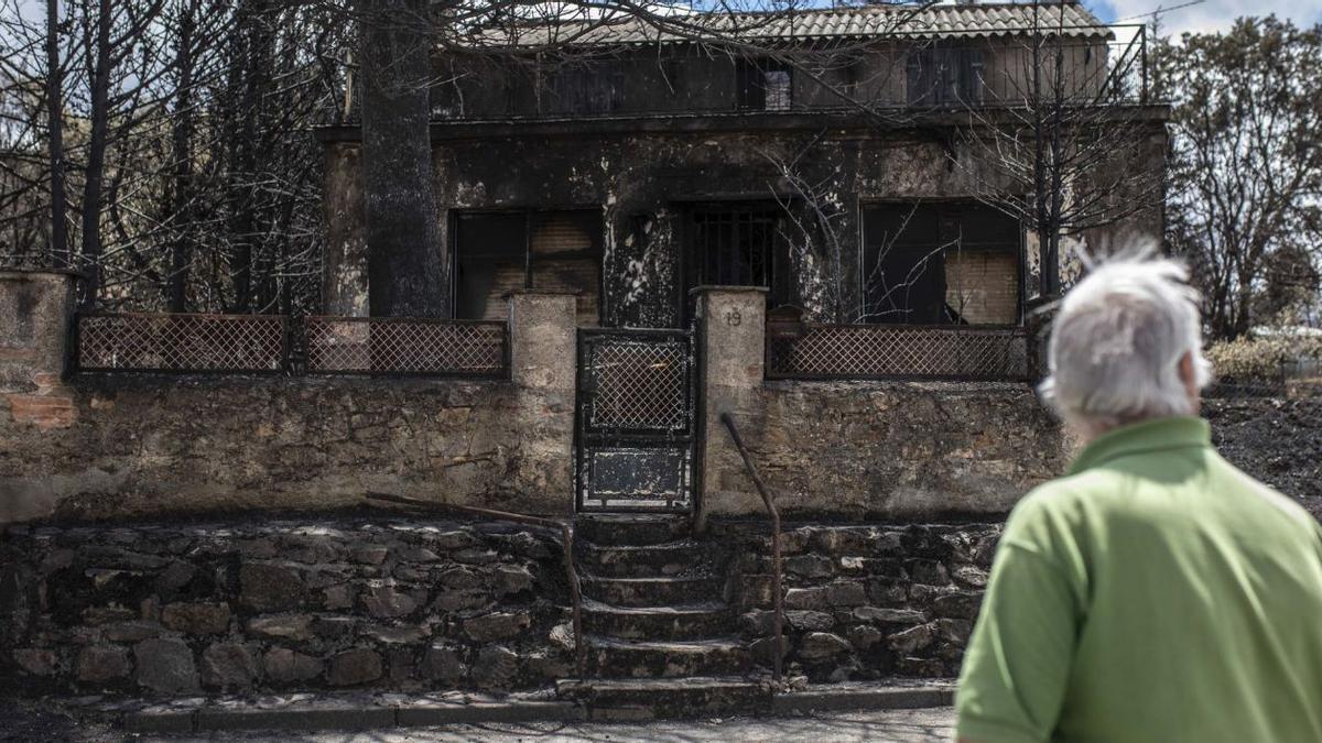 Una vivienda quemada en Otero de Bodas. | Emilio Fraile