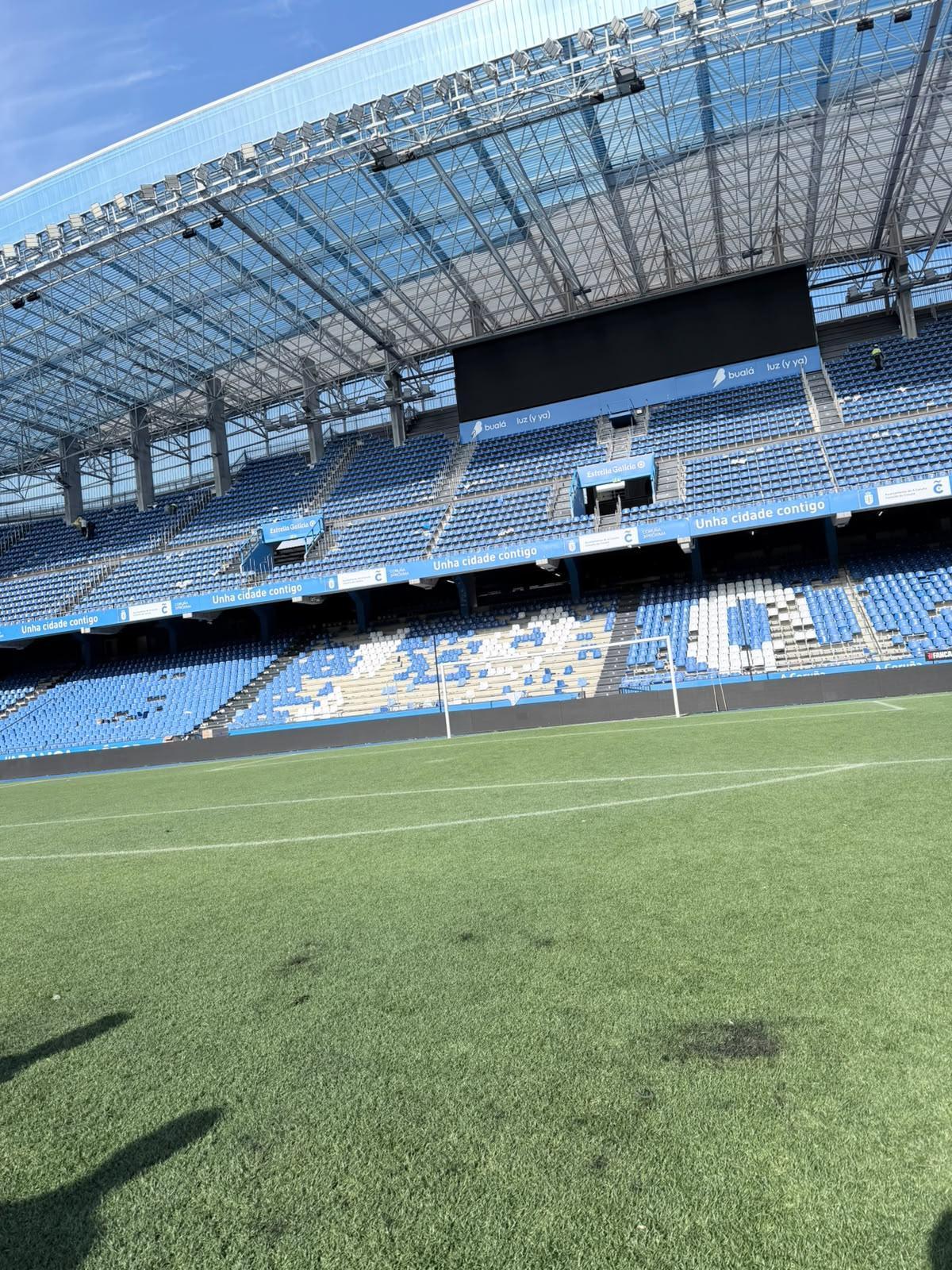 Destrozos en el estadio de Riazor en la fiesta del ascenso: 750 asientos arrancados y césped quemado