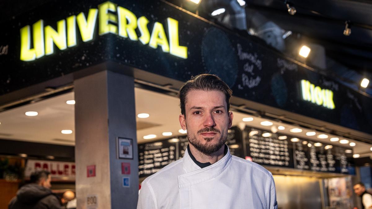 Borja Domínguez, ante el Kiosko Universal, en la Boqueria.