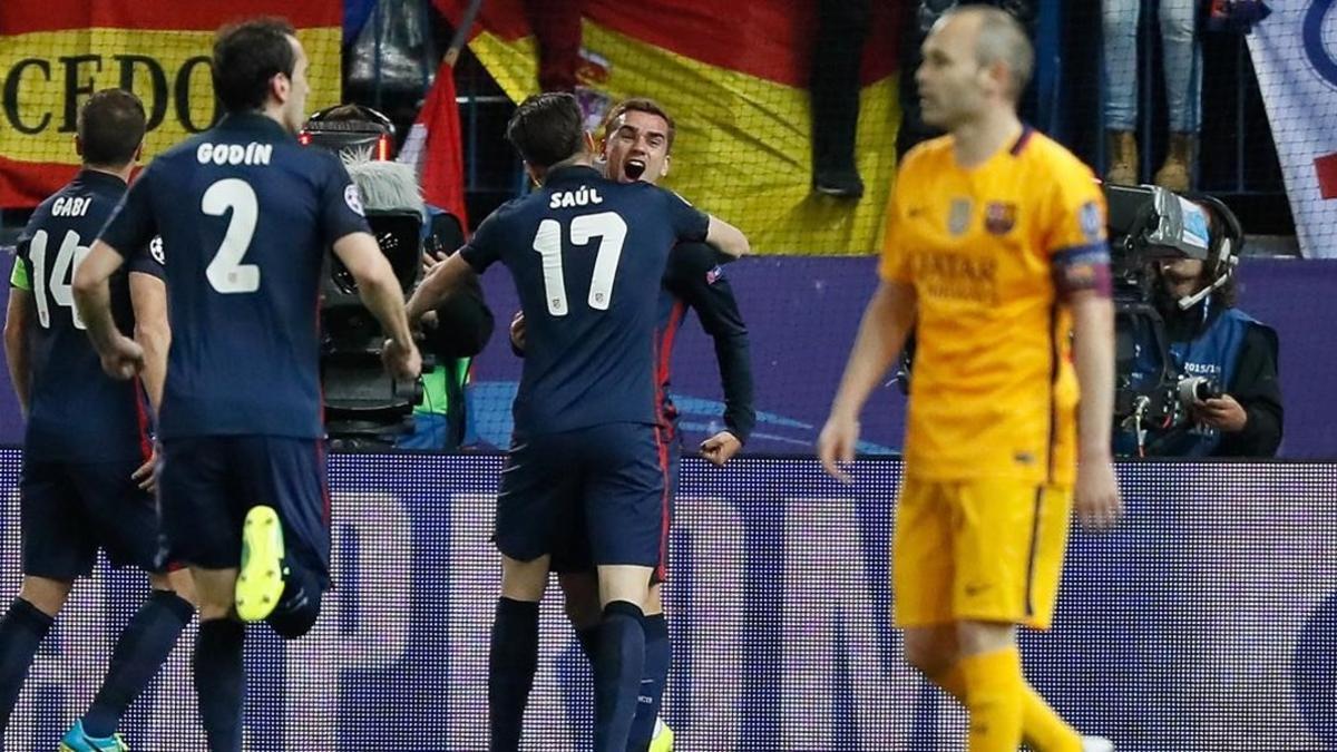 Iniesta, ante la celebración del 1-0 para el Atlético de Madrid.