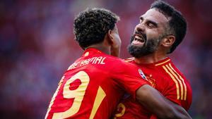 Carvajal y Lamine se abrazan tras el tercer gol de España ante Croacia